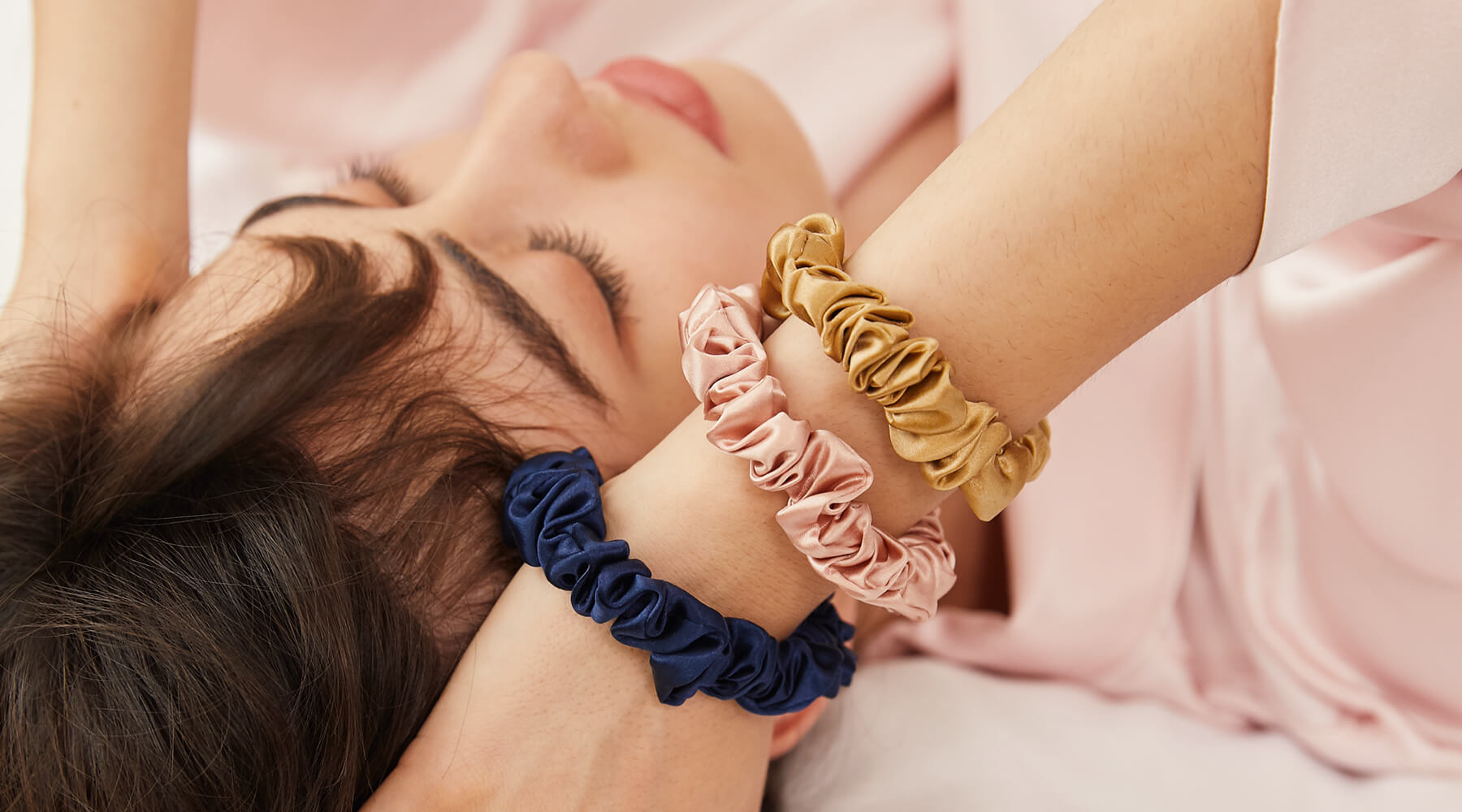 How to wear scrunchies in Year 2023